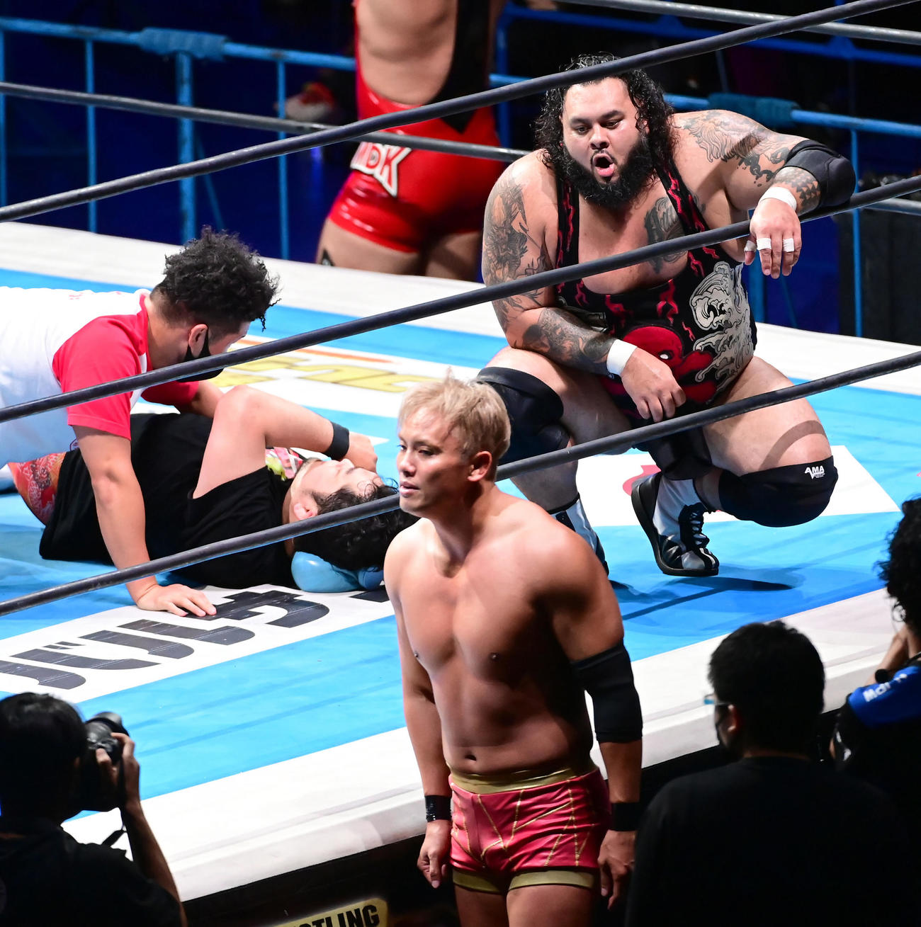矢野、棚橋、オカダ・カズチカ対バッド・デュード・ティト、シェイン・ヘイスト、JONAH 6人タッグ戦で敗れたオカダ・カズチカはJONAH（右）の挑発に背を向けて引き揚げる（撮影・小沢裕）