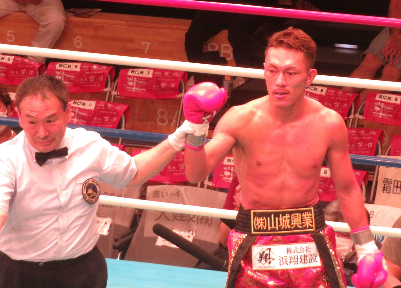1回KO勝利を飾り、勝ち名乗りを受けた元東洋太平洋スーパーフライ級王者赤穂亮（右）