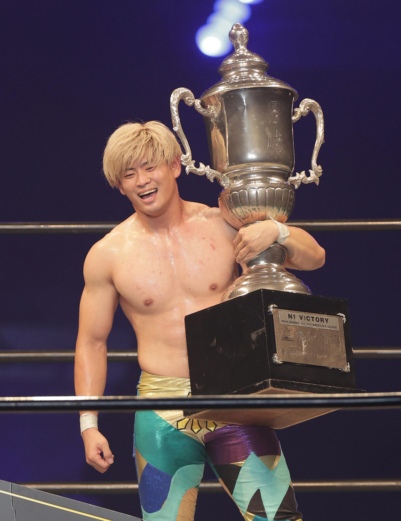 鈴木英樹対清宮海斗　優勝しトロフィーを手に笑顔を見せる清宮海斗（撮影・前田充）