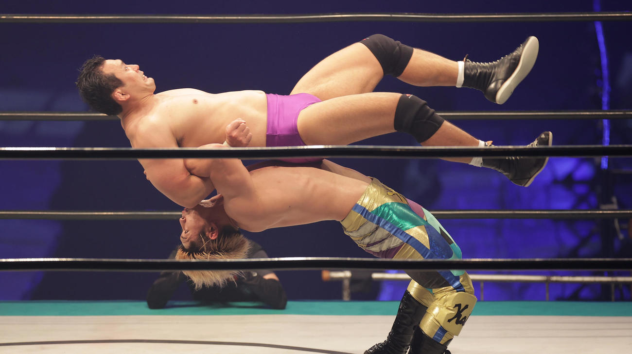 鈴木英樹対清宮海斗　鈴木英樹にバックドロップを見舞う清宮海斗（撮影・前田充）