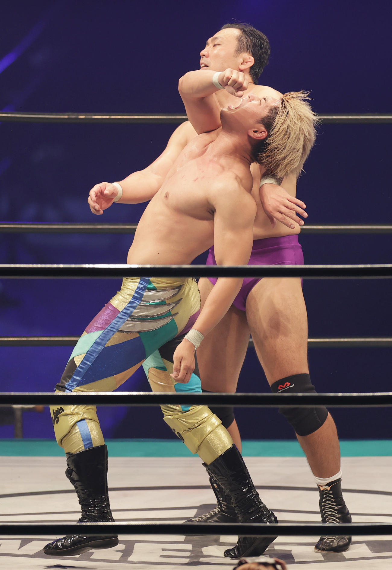 鈴木英樹対清宮海斗　鈴木英樹（奥）と激しく殴り合う清宮海斗（撮影・前田充）