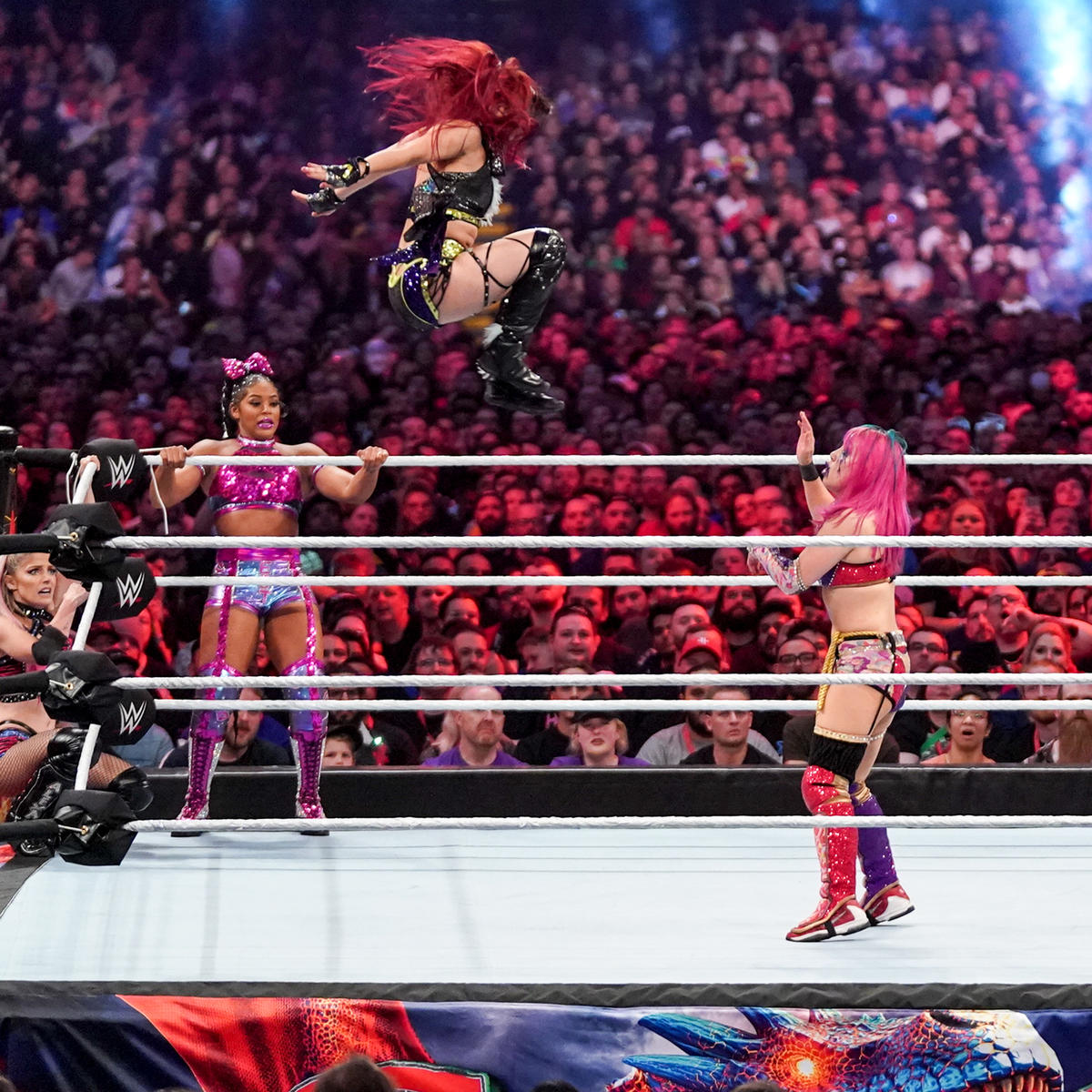 アスカ（右下）にミサイルキックを放つイヨ・スカイ（C）2022 WWE, Inc. All Rights Reserved.