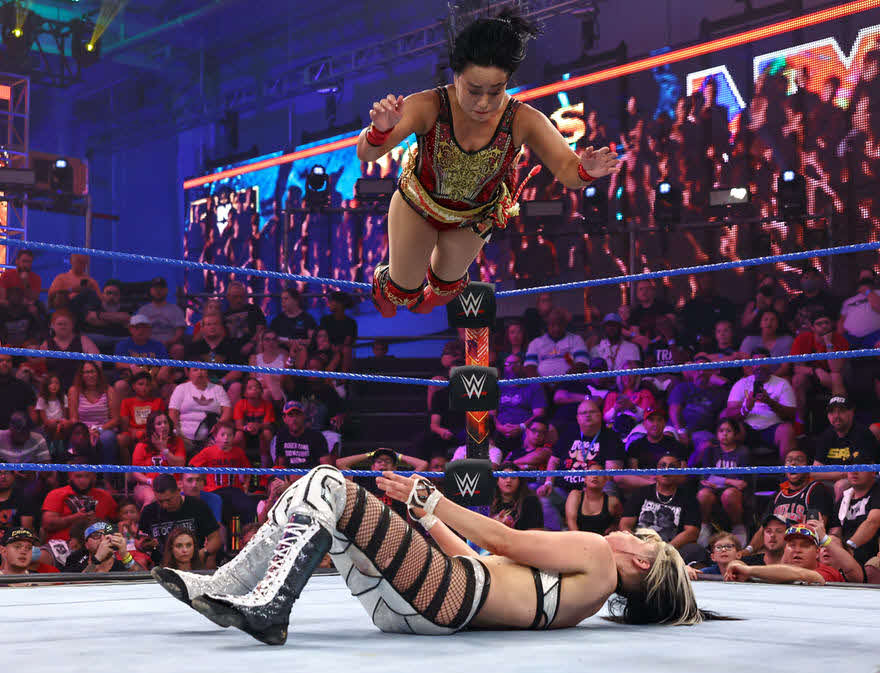 ブレア・ダベンポート（下）にダイビングボディープレスを狙うNXT・UK女子王者里村明衣子（C）2022 WWE, Inc. All Rights Reserved.