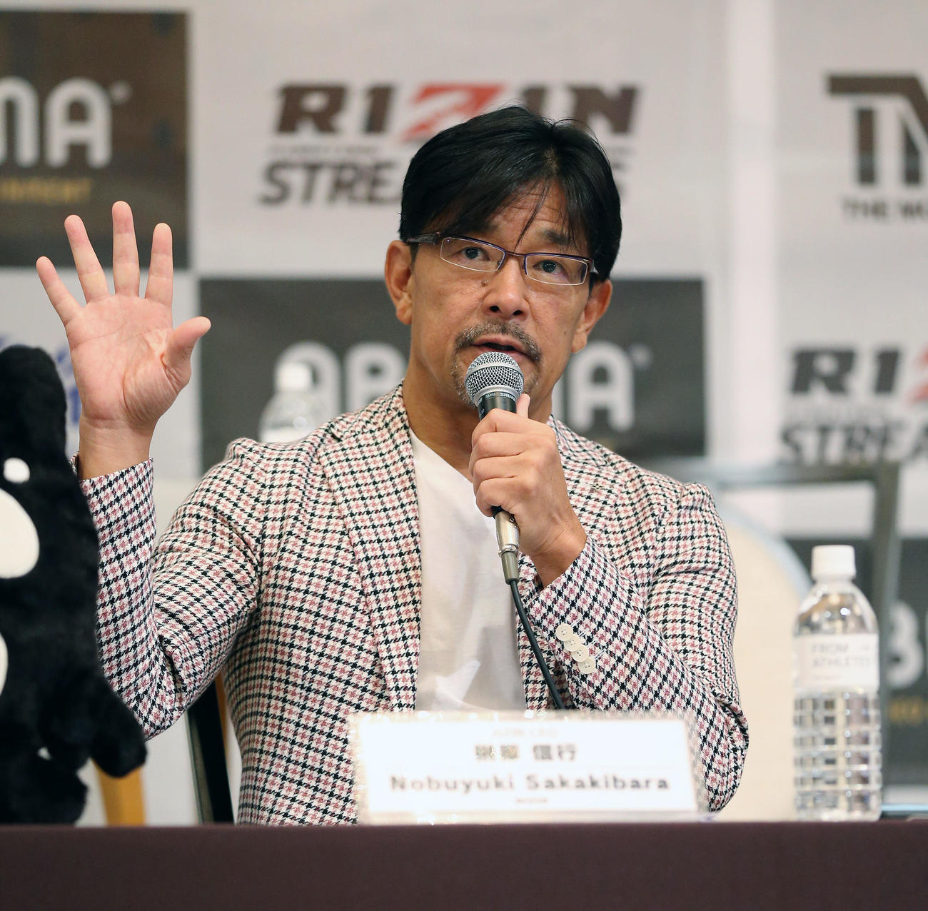 RIZIN追加対戦カード発表記者会見で発表をする榊原信行（撮影・宮地輝）