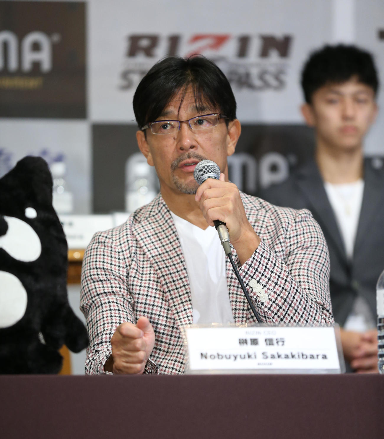 RIZIN追加対戦カード発表記者会見で発表をする榊原信行（撮影・宮地輝）