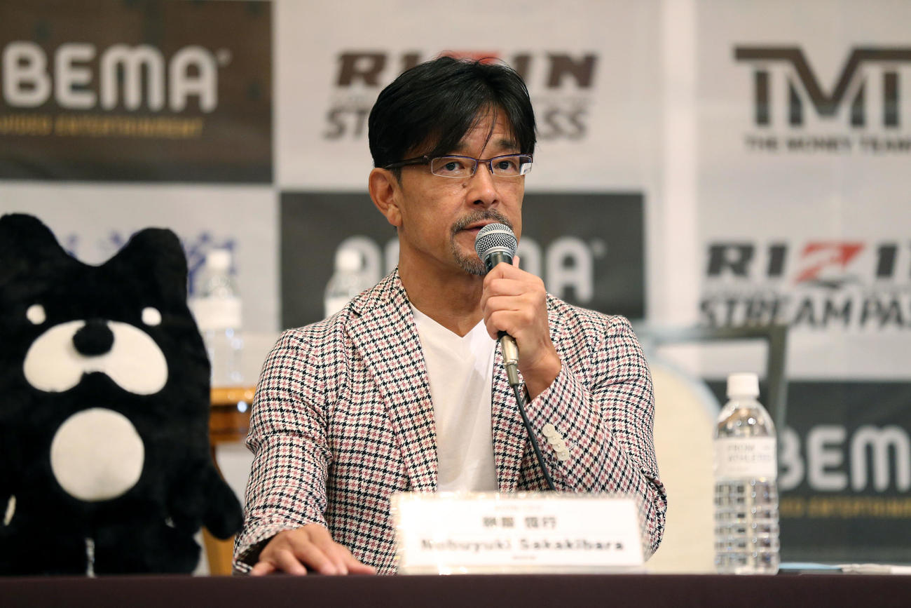 超RIZIN追加対戦カード発表記者会見で発表をする榊原信行（撮影・宮地輝）
