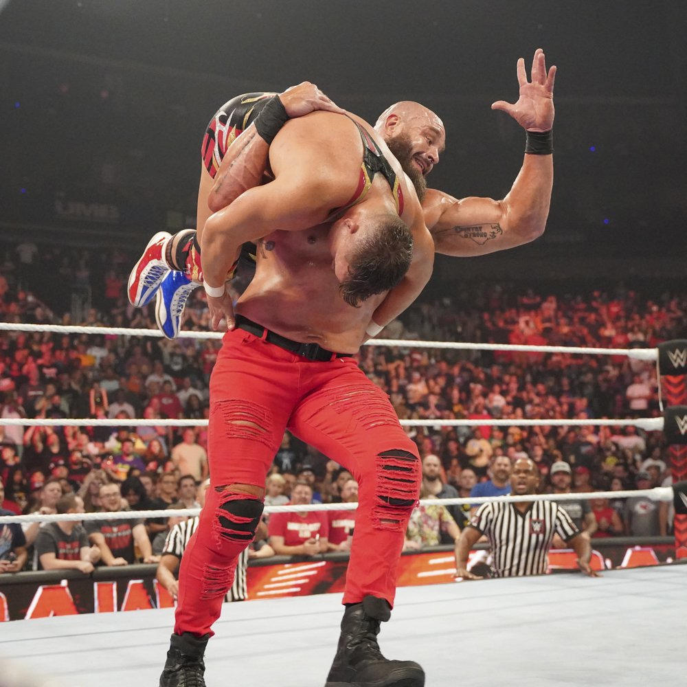 チャド・ゲイブル（手前上）を担ぎあげたブラウン・ストローマン（C）2022 WWE, Inc. All Rights Reserved.