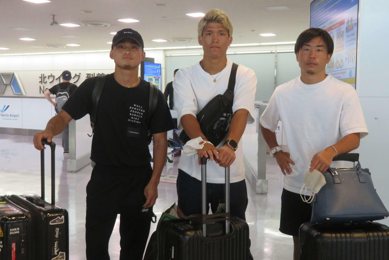 ハワイ合宿から帰国したWBA世界ライトフライ級スーパー王者京口紘人（左端）、中央は日本ライト級王者宇津木秀、左端はWBO世界ミニマム級王者谷口将隆