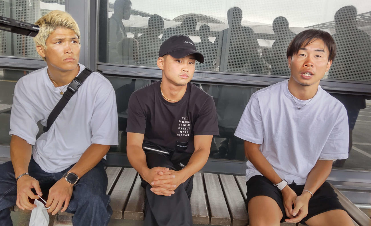 ハワイ合宿の収穫を口にするWBA世界ライトフライ級スーパー王者京口紘人（中央）。左端は日本ライト級王者宇津木秀、右端はWBO世界ミニマム級王者谷口将隆