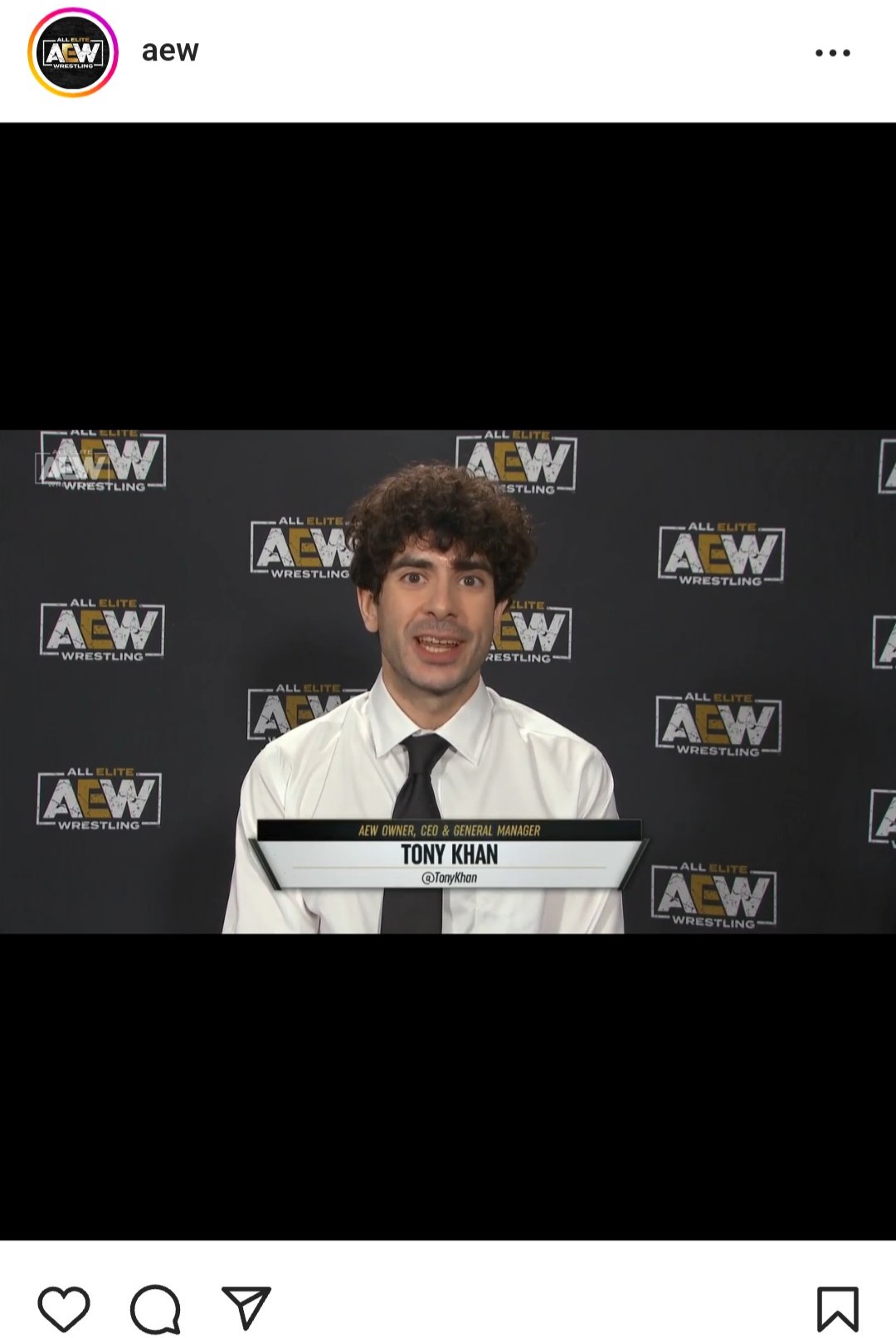 AEWダイナマイト大会に映像で登場し、AEWヘビー級王座、AEW6人タッグ王座を空位にすることを発表したトニー・カーン社長（AEWインスタグラムより）