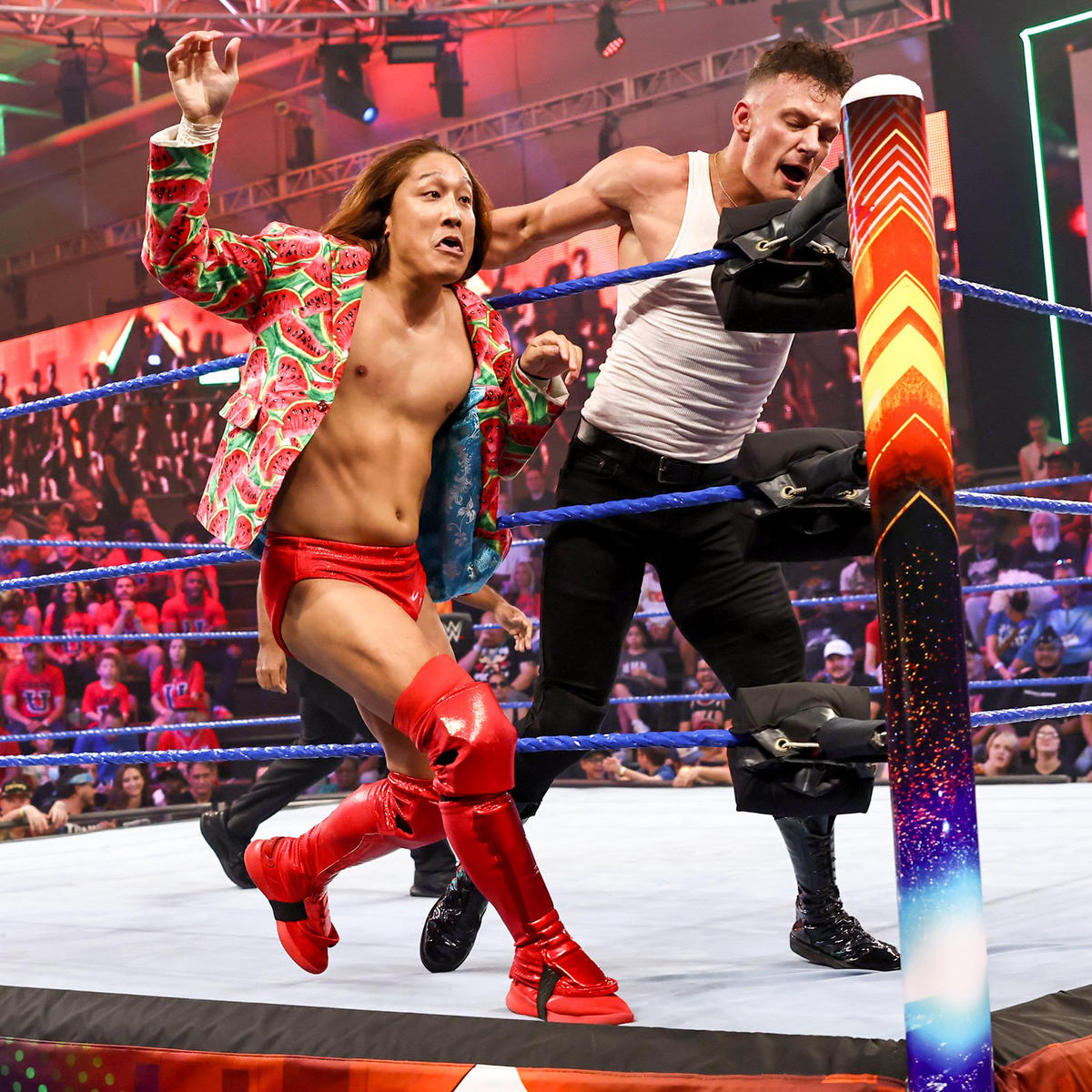 チャニング“スタックス”ロレンゾ（右）からコーナーポストにたたきつけられたイケメン二郎（C）2022 WWE, Inc. All Rights Reserved.