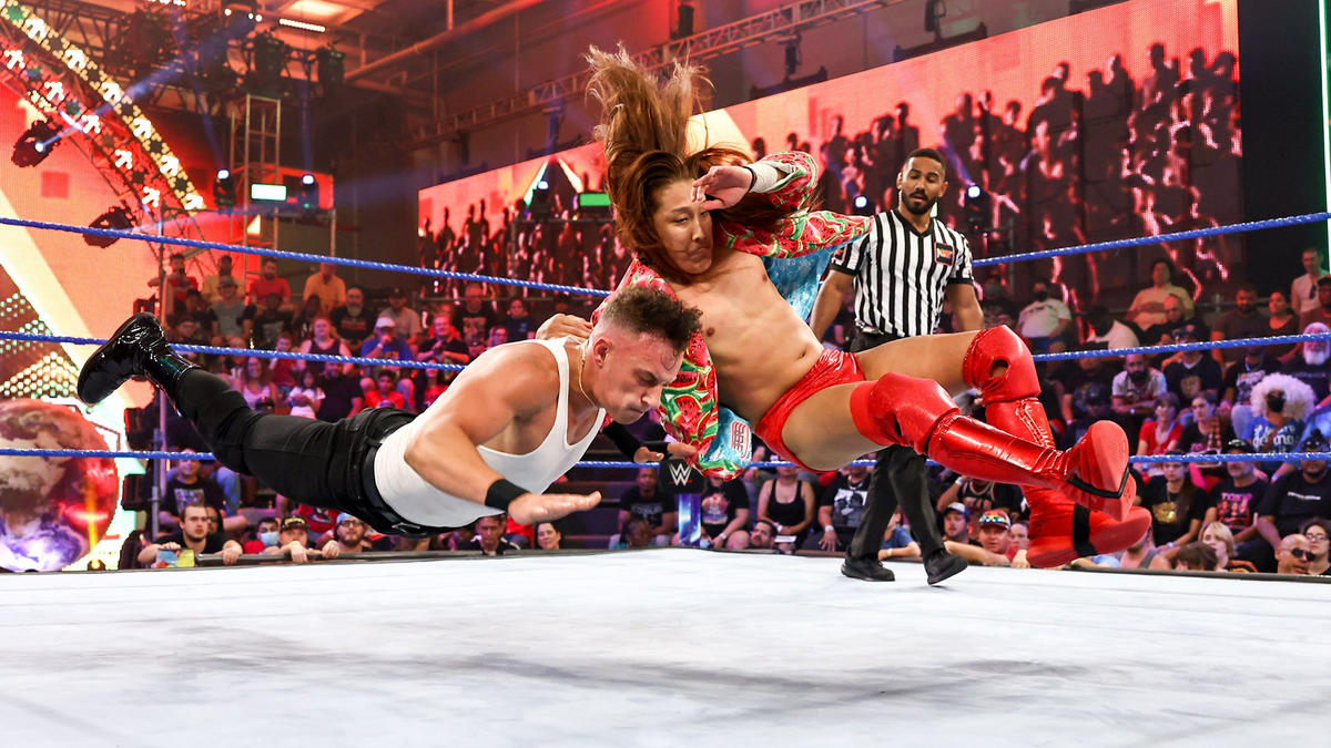 チャニング“スタックス”ロレンゾ（左）の顔面をマットにたたきつけるイケメン二郎（C）2022 WWE, Inc. All Rights Reserved.