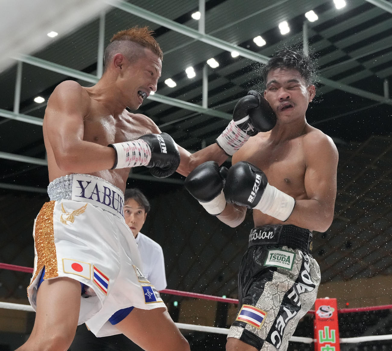 7R、タノンサック（右）にパンチを見舞う矢吹（撮影・森本幸一）