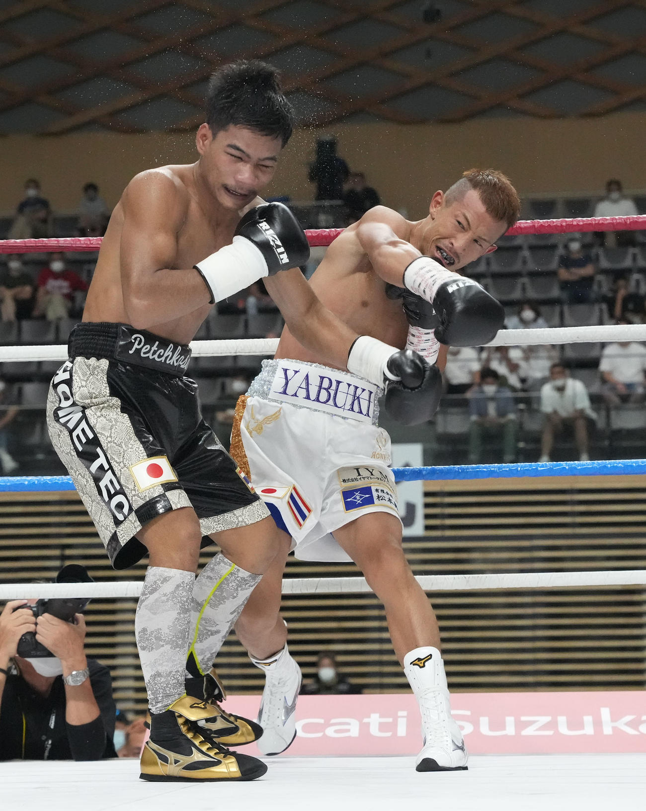 矢吹正道対タノンサック　2R、タノンサック（左）にパンチを見舞いダウンを奪う矢吹（右）（撮影・森本幸一）