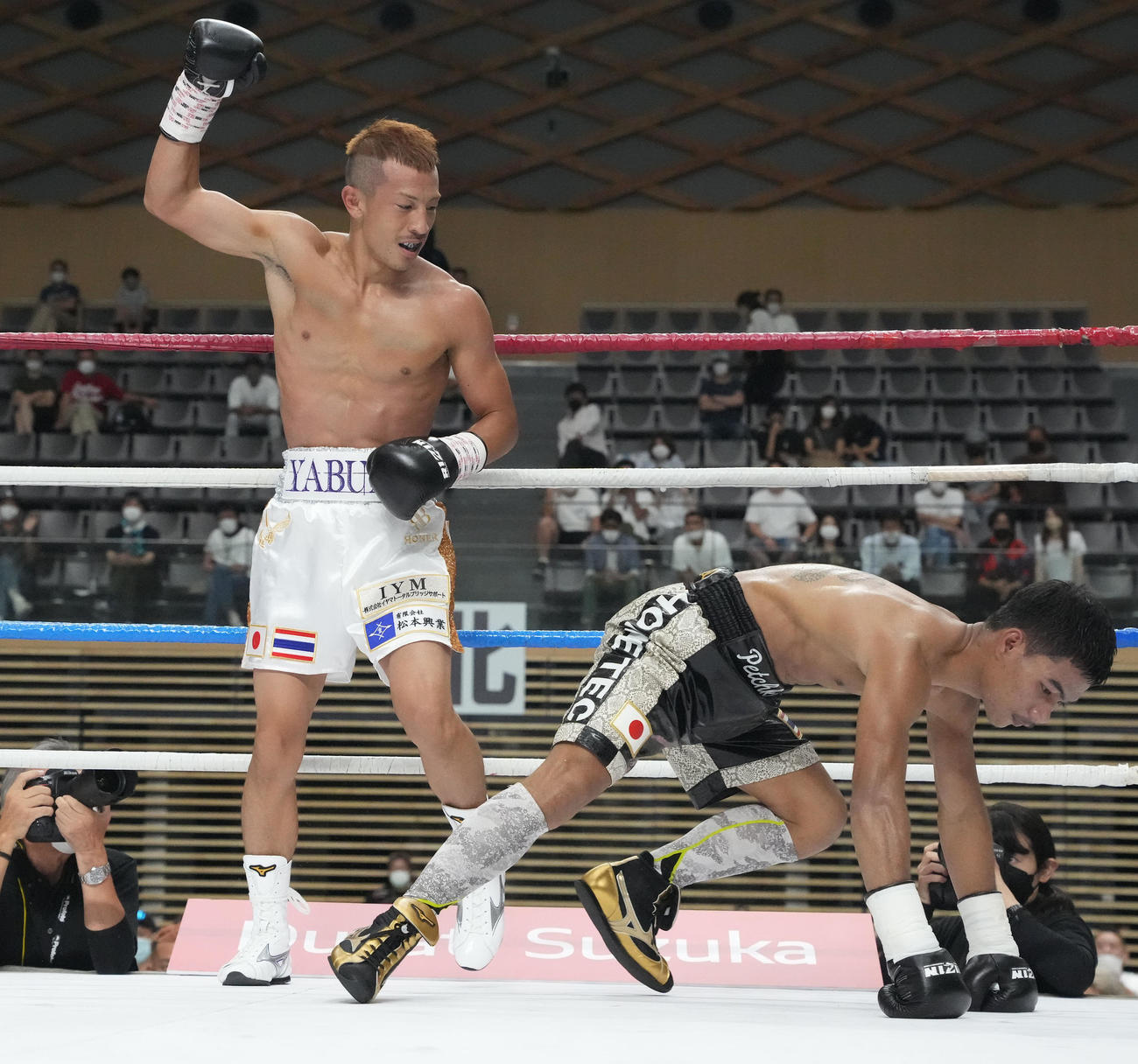 矢吹正道対タノンサック　2R、タノンサック（右）からダウンを奪う矢吹（右）（撮影・森本幸一）