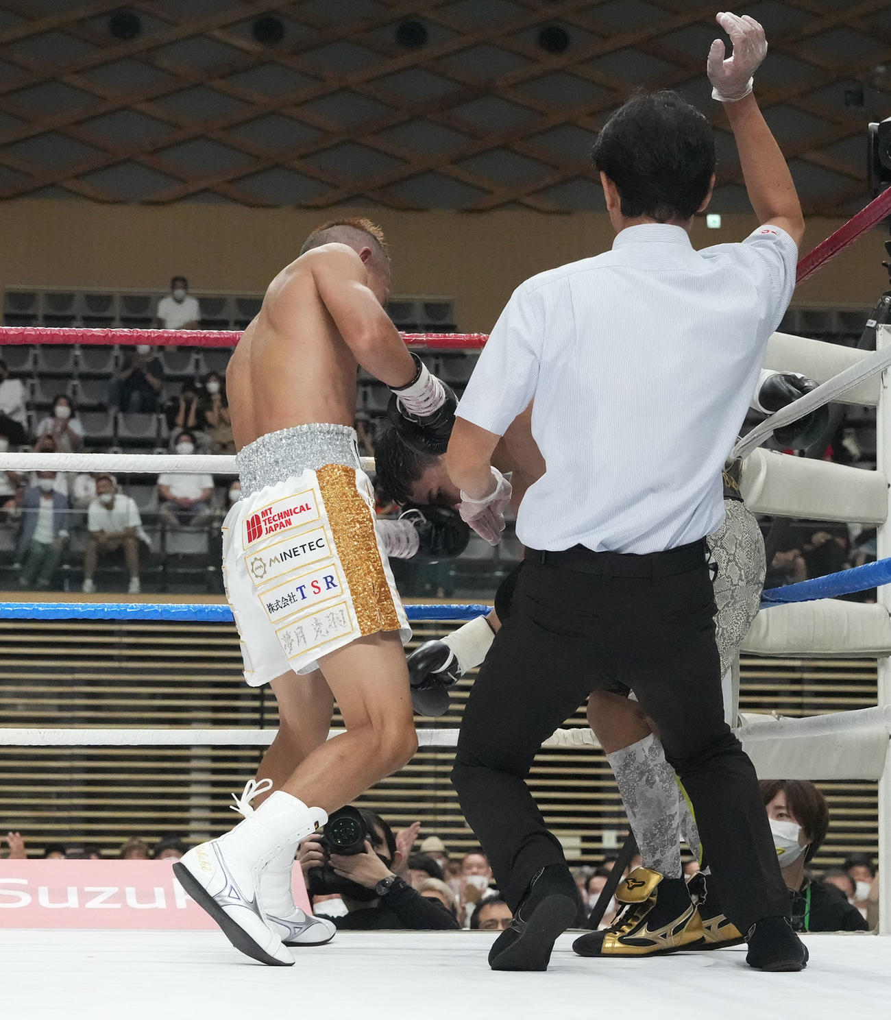 矢吹正道対タノンサック　6R、タノンサック（奥）にパンチを見舞いダウンを奪う矢吹（左・背中）（撮影・森本幸一）