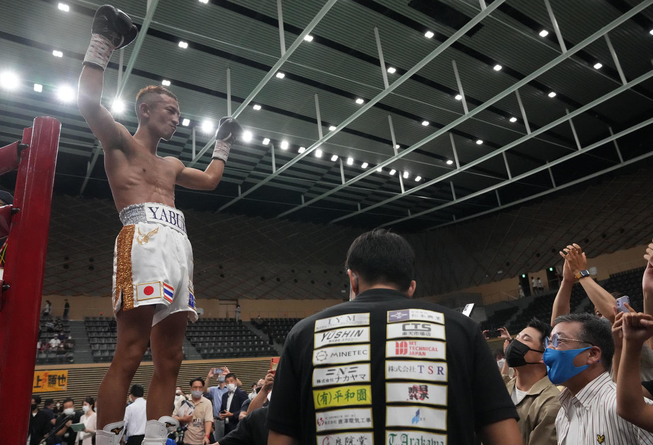 矢吹正道対タノンサック　勝利し観客にアピールする矢吹（左）（撮影・森本幸一）