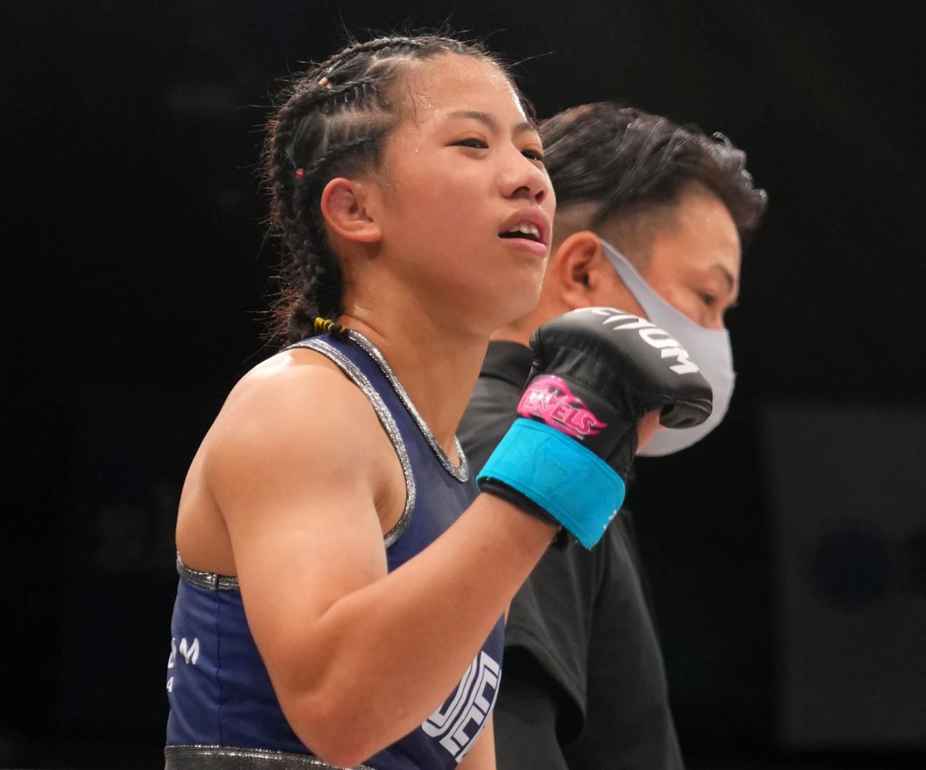 村上彩対須田萌里　判定で勝利しガッツポーズする須田（撮影・横山健太）