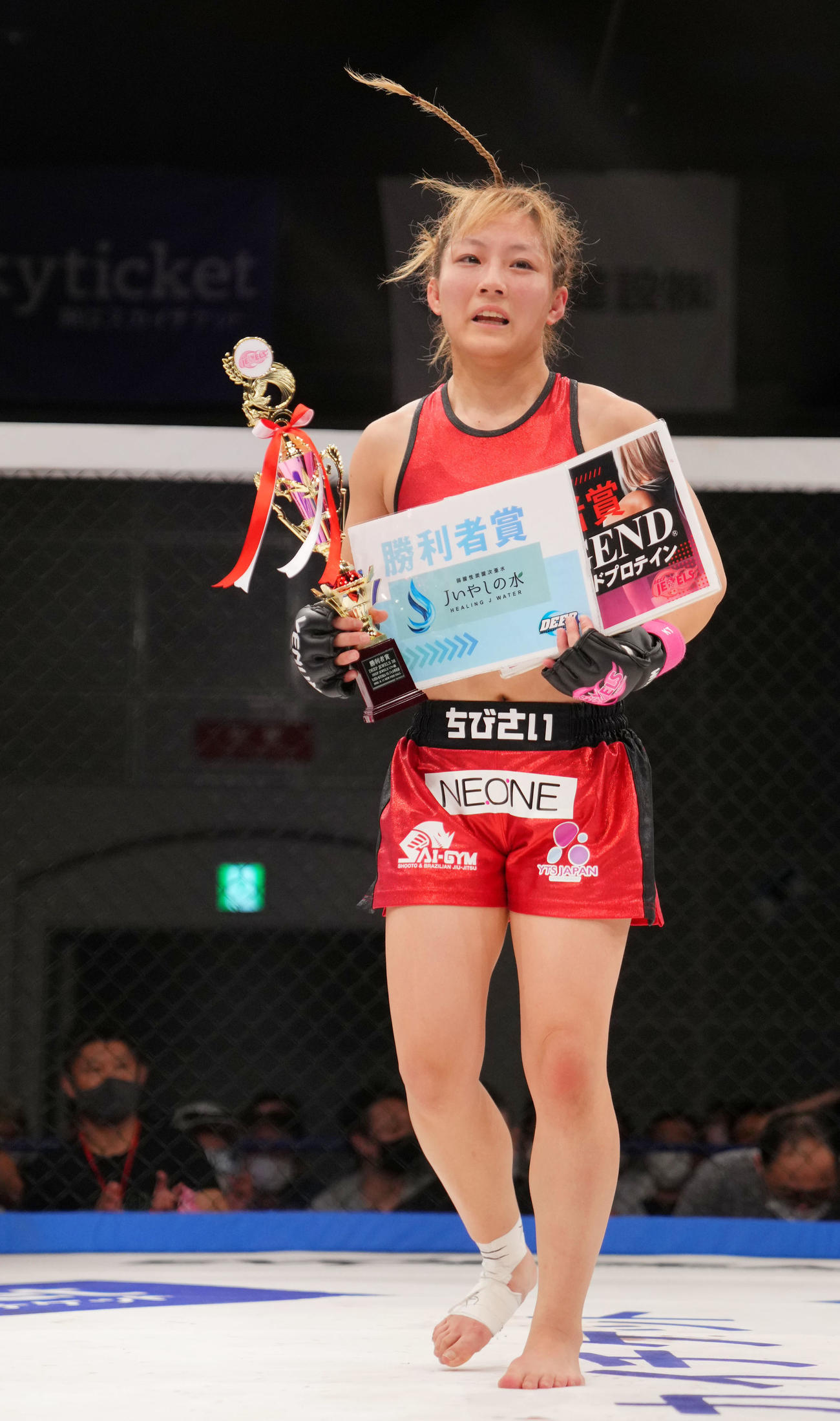 ちびさいKYOKA対ジャカ季美香　勝利し笑顔を見せるちびさいKYOKA（撮影・横山健太）