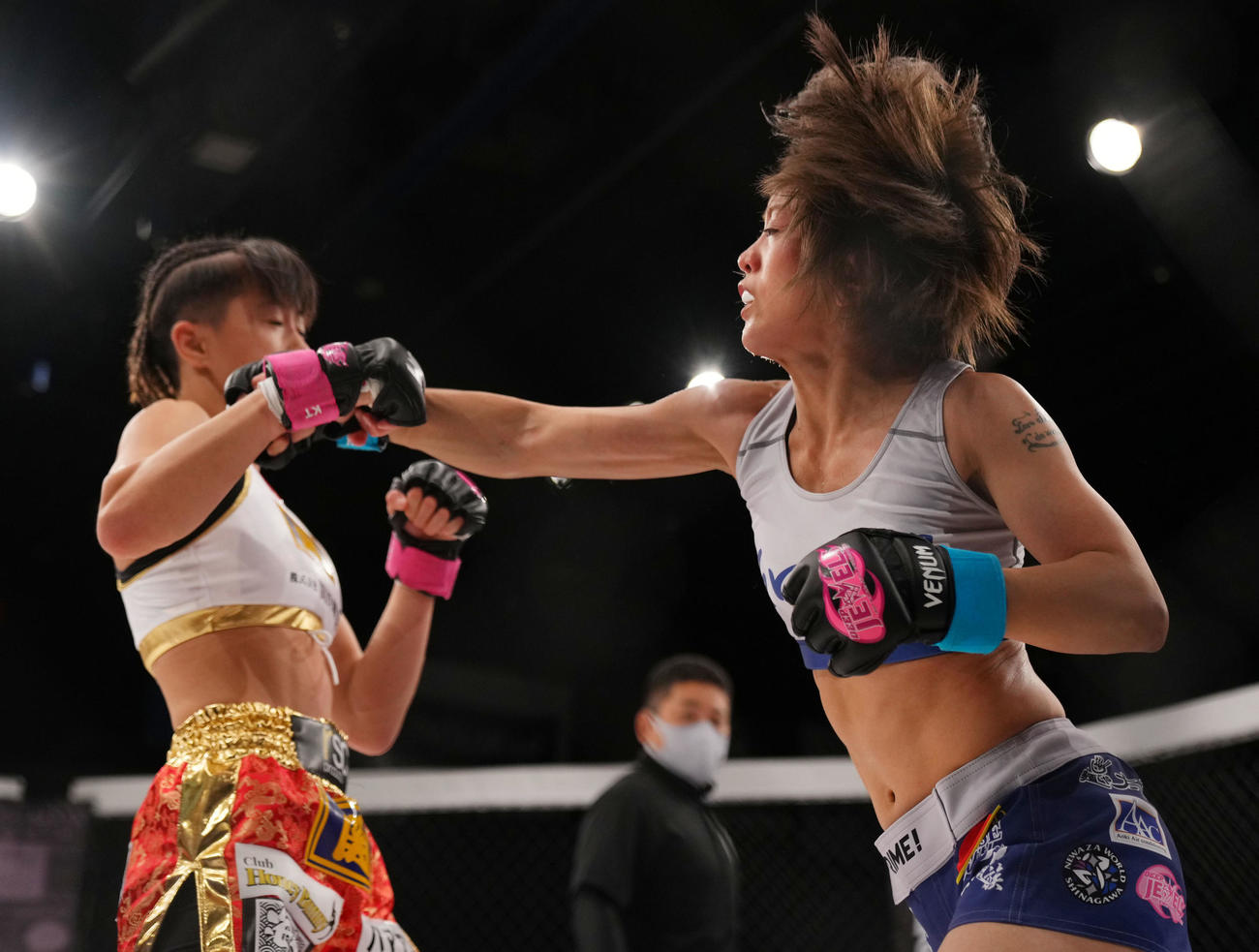 古瀬美月対山崎桃子　1回、パンチを放つ山崎（右）（撮影・横山健太）