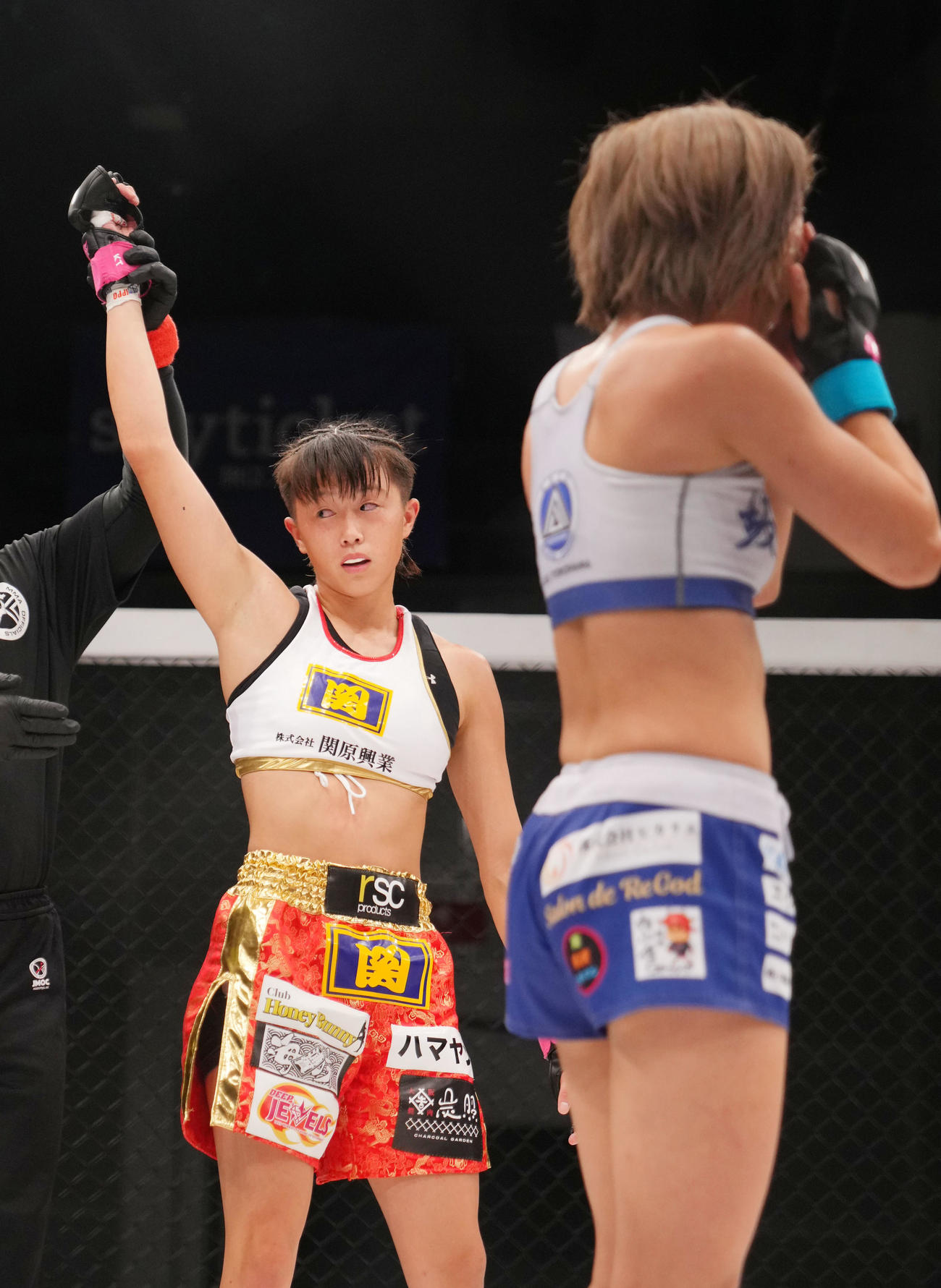 古瀬美月対山崎桃子　判定で勝利する古瀬（左）（撮影・横山健太）