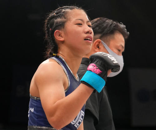 村上彩対須田萌里 判定で勝利しガッツポーズする須田(撮影・横山健太)