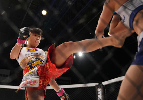 古瀬美月対山崎桃子 1回、キックを放つ古瀬(撮影・横山健太)