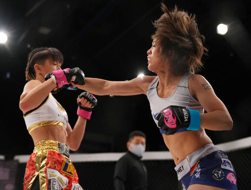 古瀬美月対山崎桃子 1回、パンチを放つ山崎(右)(撮影・横山健太)