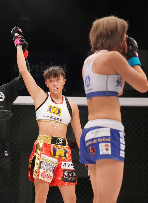 古瀬美月対山崎桃子 判定で勝利する古瀬(左)(撮影・横山健太)