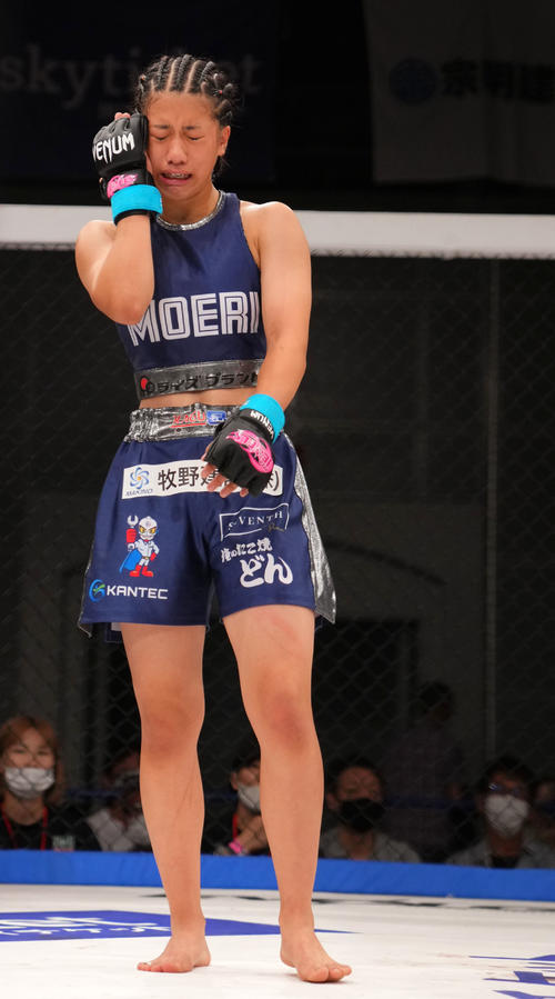 村上彩対須田萌里 判定で勝利し涙を流す須田(撮影・横山健太)