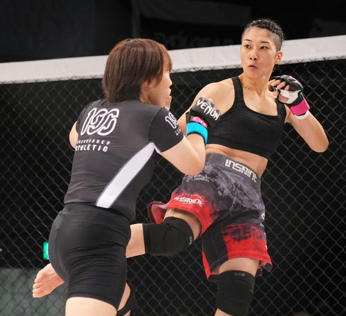 鈴木”BOSS”遥対近藤世里菜 2回、攻める鈴木”BOSS”遥(右)(撮影・横山健太)