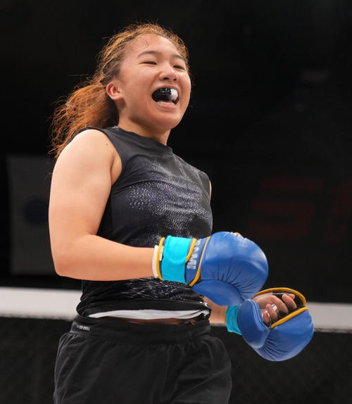サラ対Sarah 勝利し笑顔を見せるSarah(撮影・横山健太)