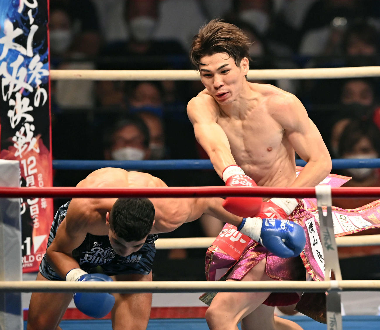 スーパーフェザー級王座決定戦トーナメント　第2試合　3回、アヤブ・セギリからダウンを奪うレオナ・ペタス（撮影・たえ見朱実）