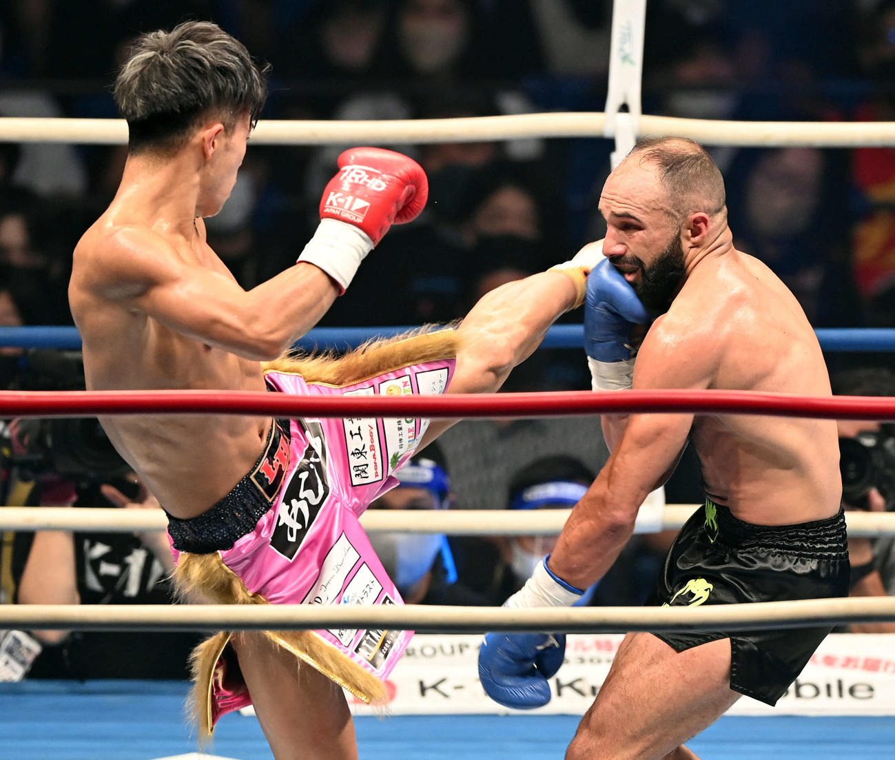 スーパーフェザー級王座決定戦トーナメント　第4試合　3回、スタウロス・エグザコスティディス（右）の顔面に横山朋哉のキックがヒット。ダウンを奪いKO勝ち（撮影・たえ見朱実）