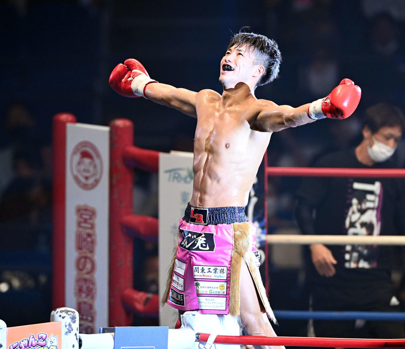 スーパーフェザー級王座決定戦トーナメント　第4試合　3回、スタウロス・エグザコスティディスにKO勝ちした横山朋哉（撮影・たえ見朱実）