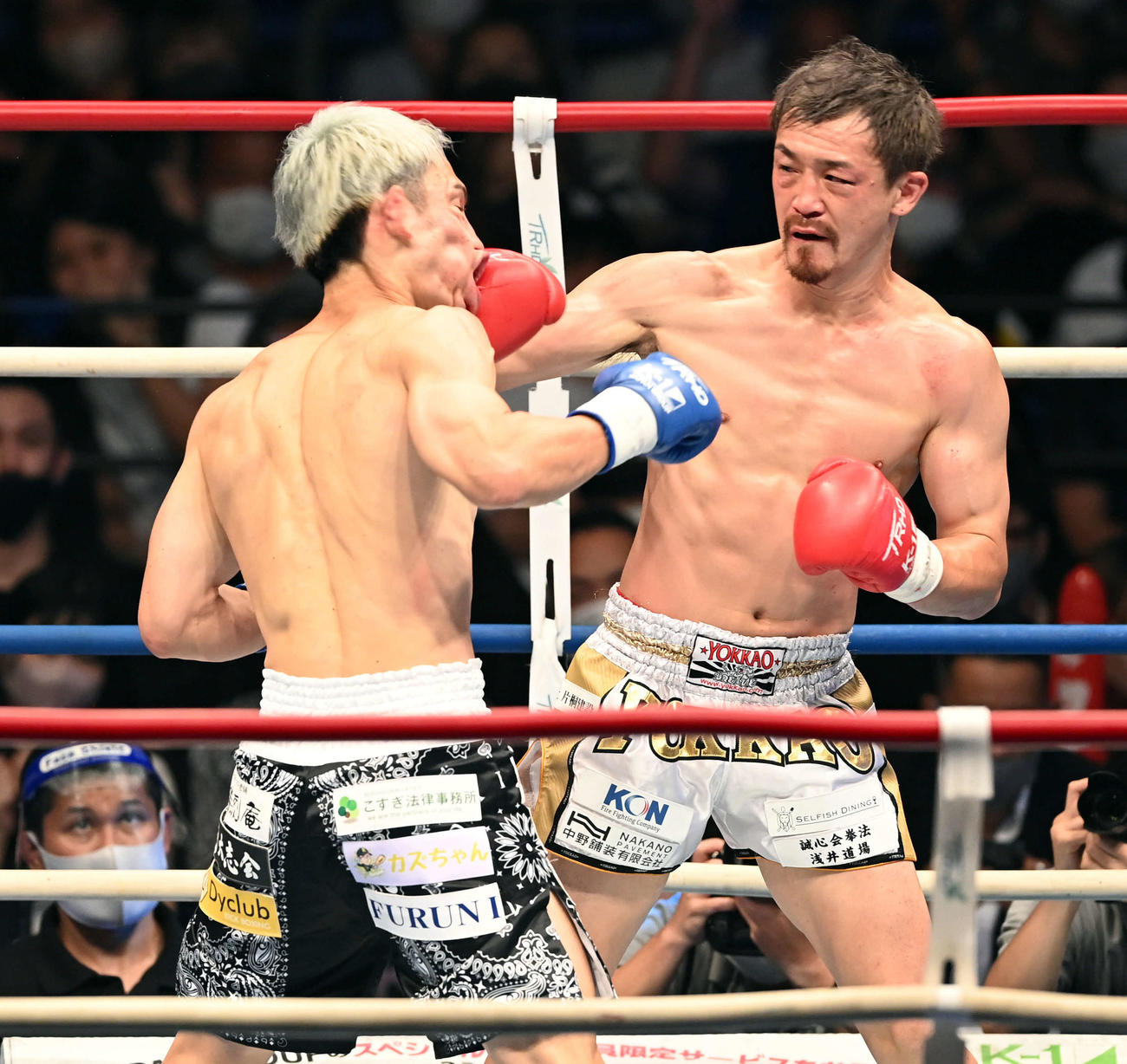 スーパーライト級タイトルマッチ　3回、大和（右）は佐々木の顔面にパンチを放つ（撮影・たえ見朱実）