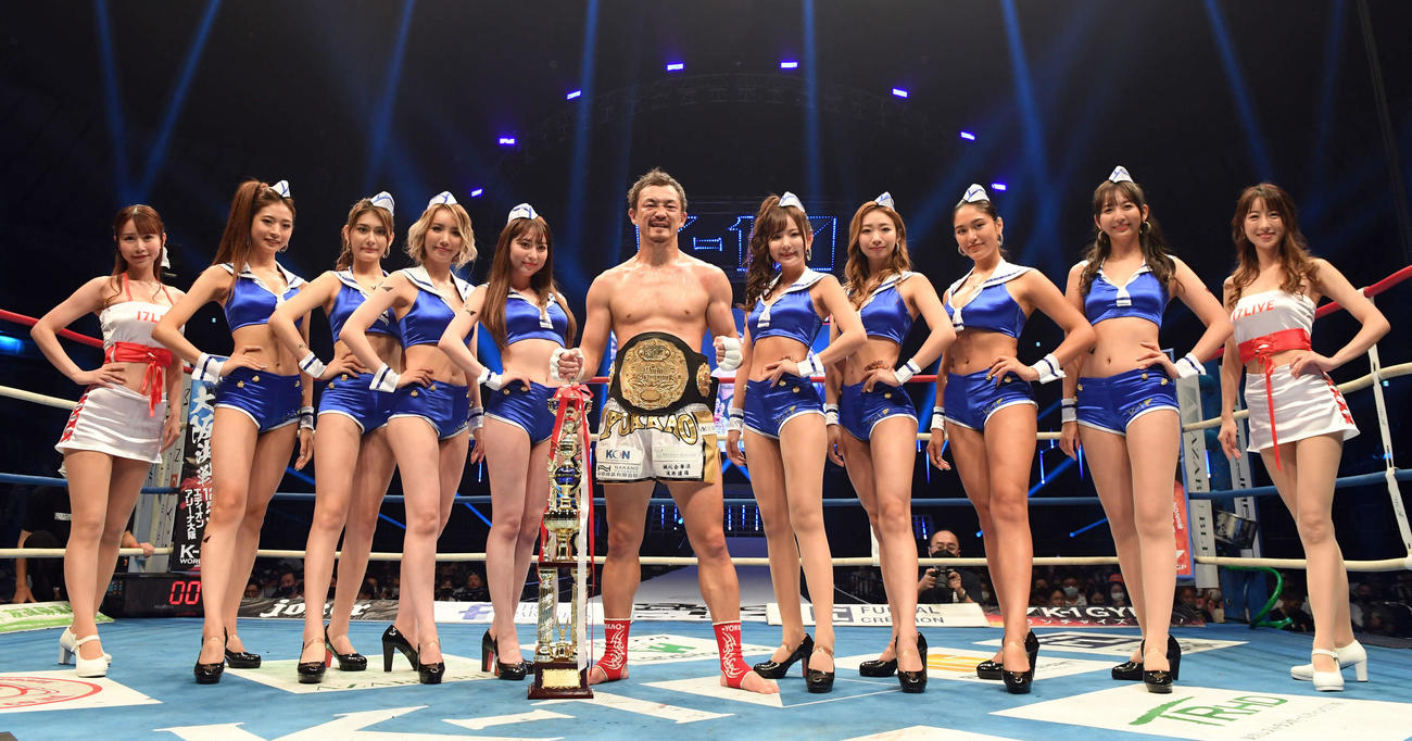 スーパーライト級タイトルマッチ　初防衛を果たしラウンドガールとともに記念撮影に納まる大和（撮影・たえ見朱実）