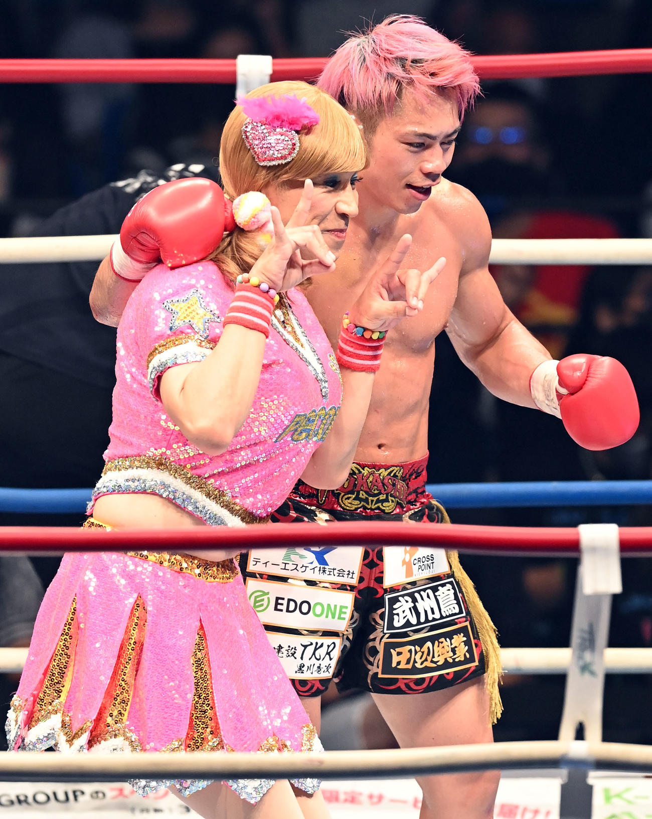 スーパーライト級　ラウンドガールを務めたゴリエは勝者不可思と記念撮影（撮影・たえ見朱実）