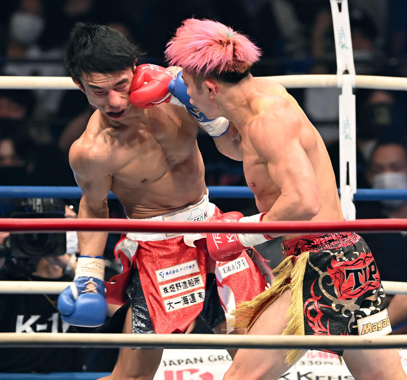 スーパーライト級　3回、不可思の強烈なパンチが大野祐志郎の顔面にヒット（撮影・たえ見朱実）