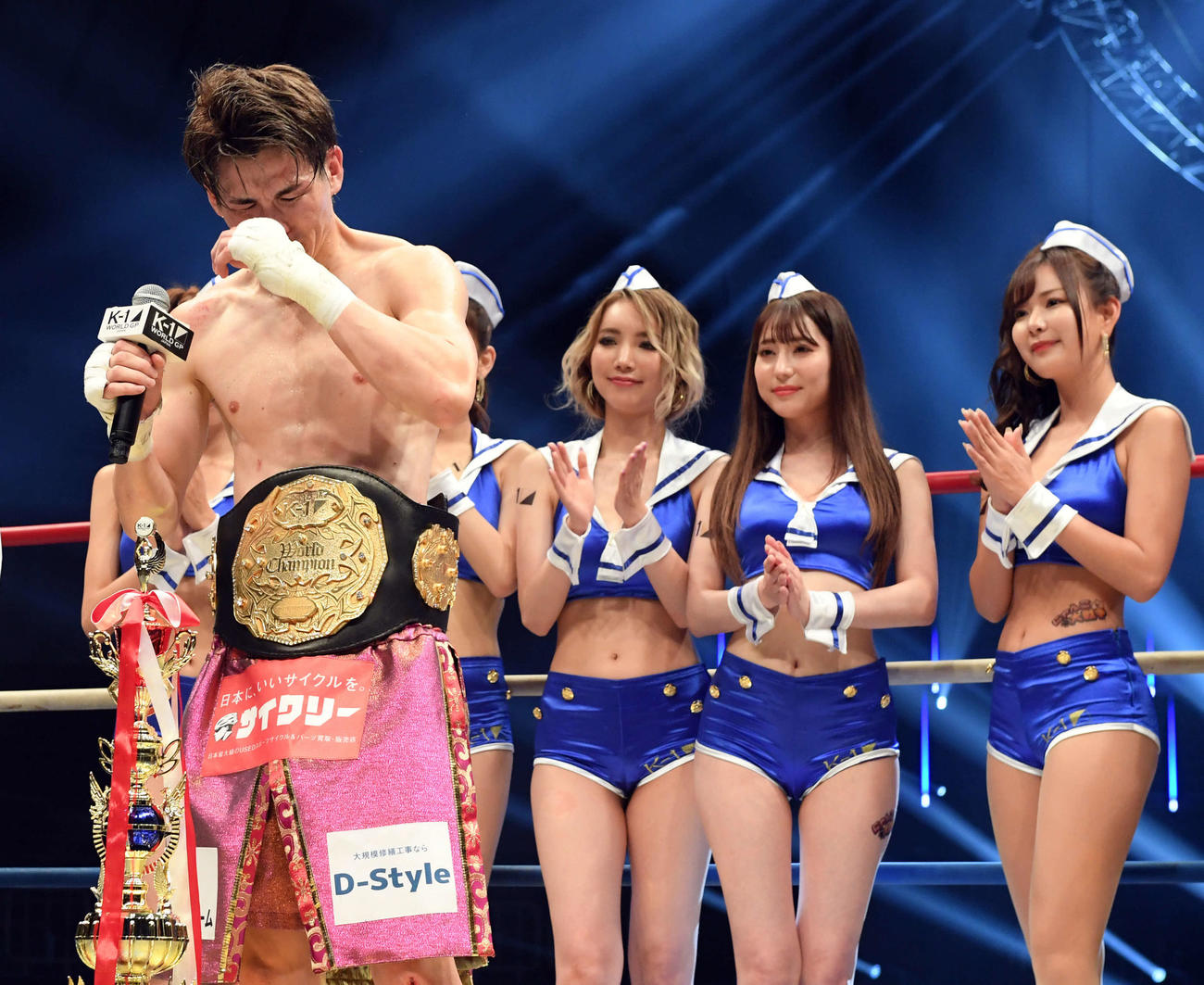 スーパーフェザー級王座決定戦トーナメント　5代目王座に輝いたレオナ・ペタスは、インタビューでうれし涙を見せる（撮影・たえ見朱実）