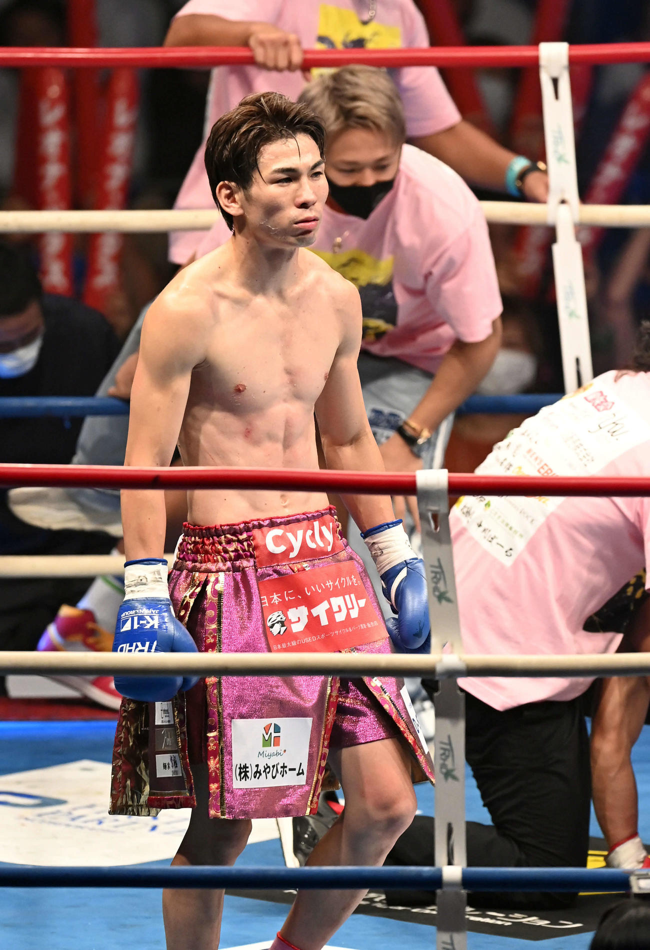 スーパーフェザー級王座決定戦トーナメント　準決勝3回、大岩龍矢にKO勝ちしたレオナ・ペタス（撮影・たえ見朱実）