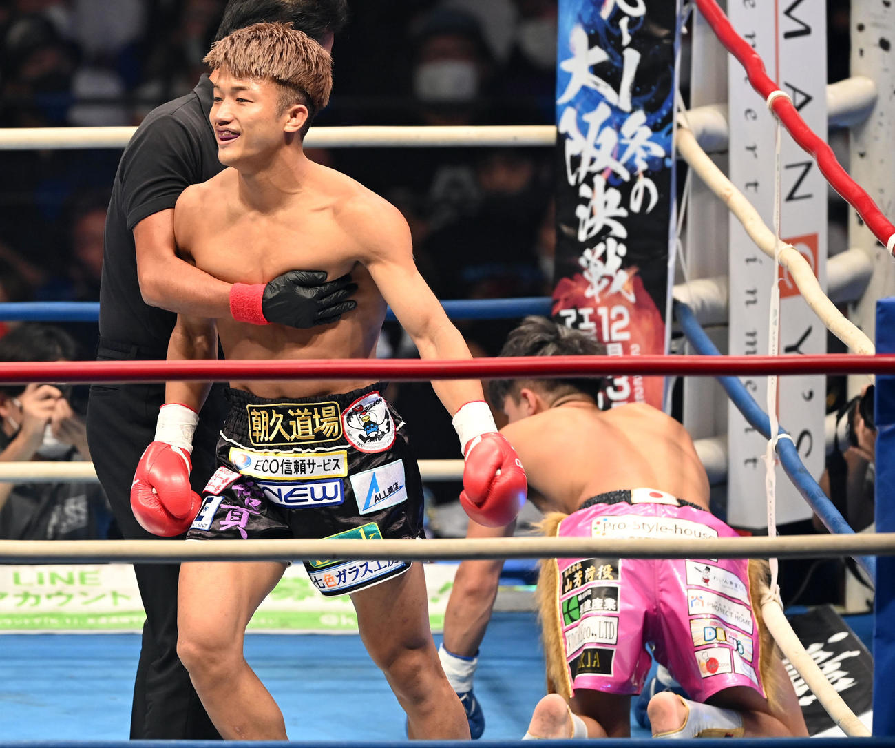 スーパーフェザー級王座決定戦トーナメント　準決勝1回、朝久裕貴（左）のパンチが横山朋哉の顔面がヒット。2回目のダウンを奪いKO勝ちとなる（撮影・たえ見朱実）