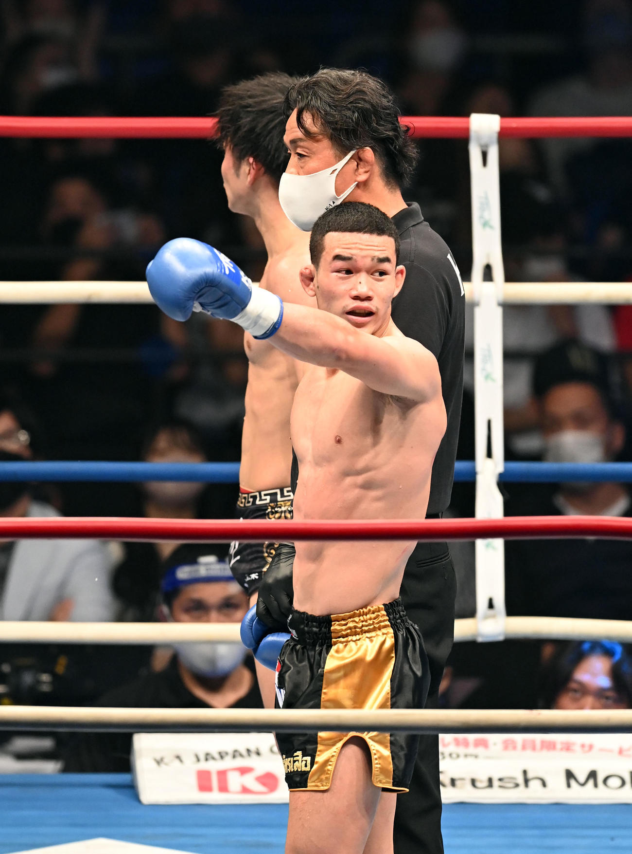 56キロ契約　玖村将史に判定勝ちしたコンベット・シットサラワットスア（撮影・たえ見朱実）
