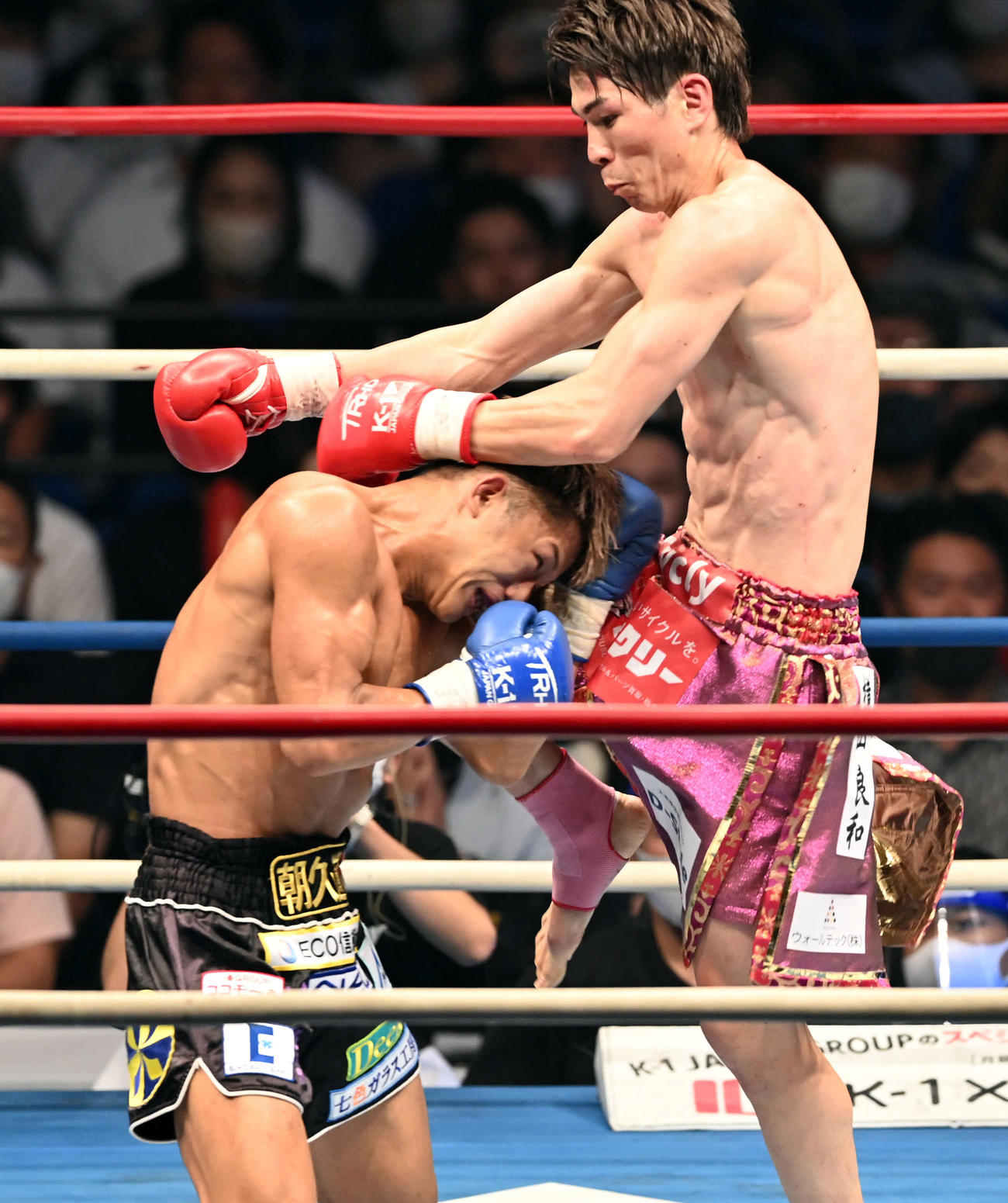 スーパーフェザー級王座決定戦トーナメント　決勝　3回、朝久（左）にひざ蹴りを見舞うレオナ・ペタス