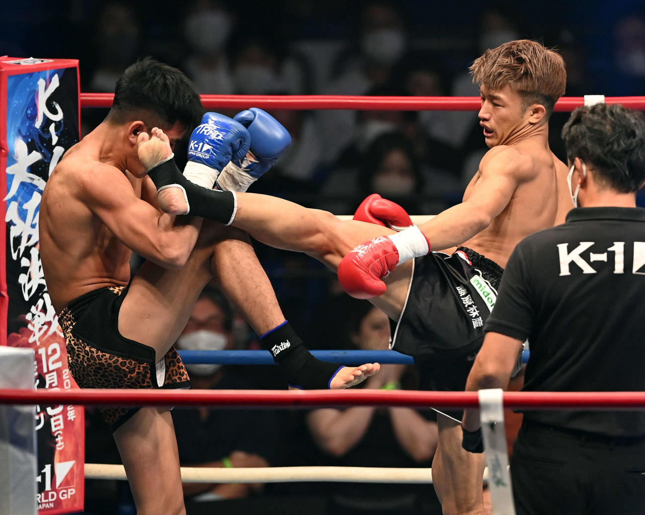 スーパーフェザー級王座決定戦トーナメント　第3試合　1回、ナックロップ・フェアテックス（左）に蹴りを見舞う朝久裕貴（撮影・たえ見朱実）