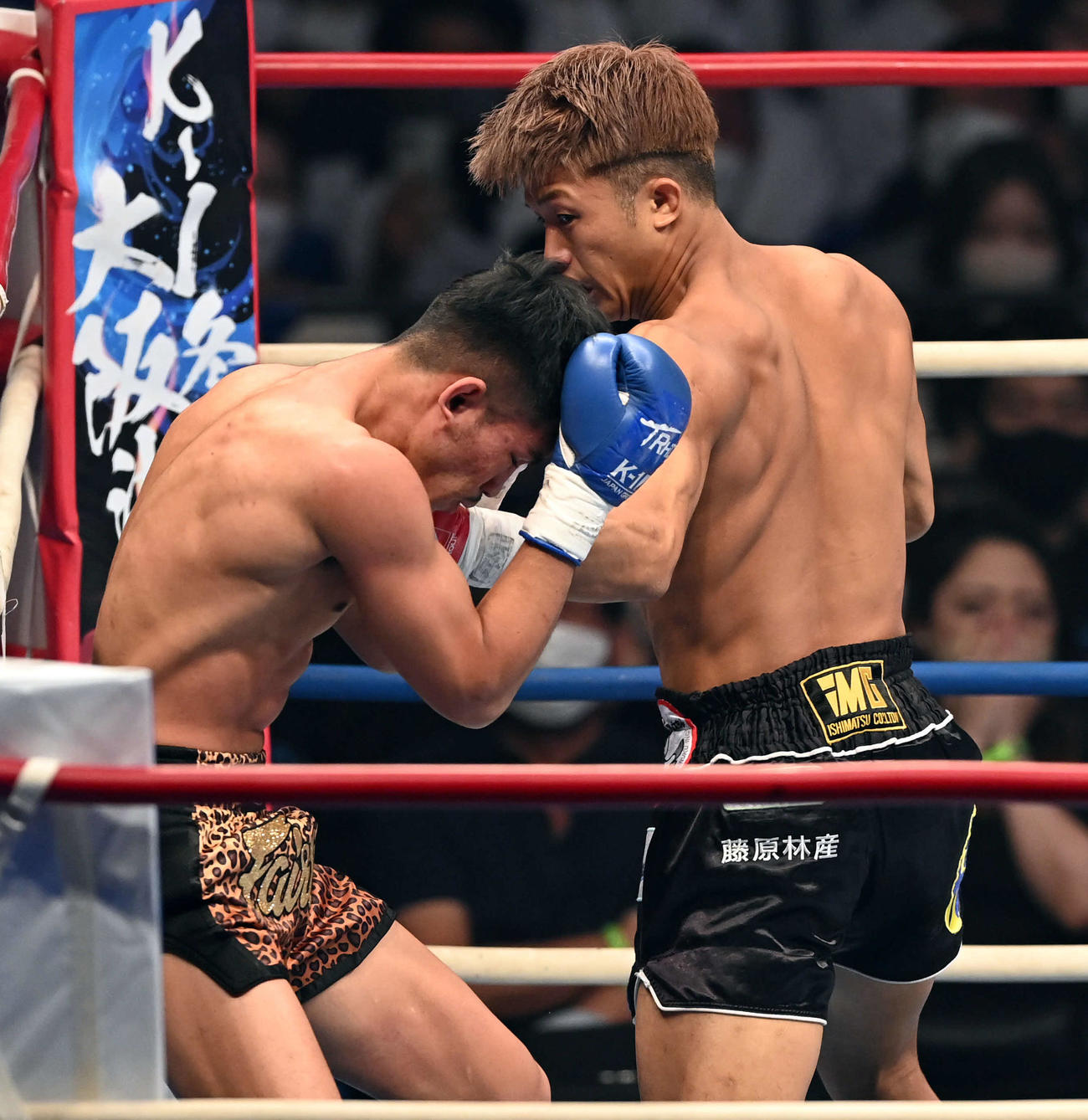 スーパーフェザー級王座決定戦トーナメント　第3試合　1回、ナックロップ・フェアテックス（左）にパンチを見舞う朝久裕貴（撮影・たえ見朱実）