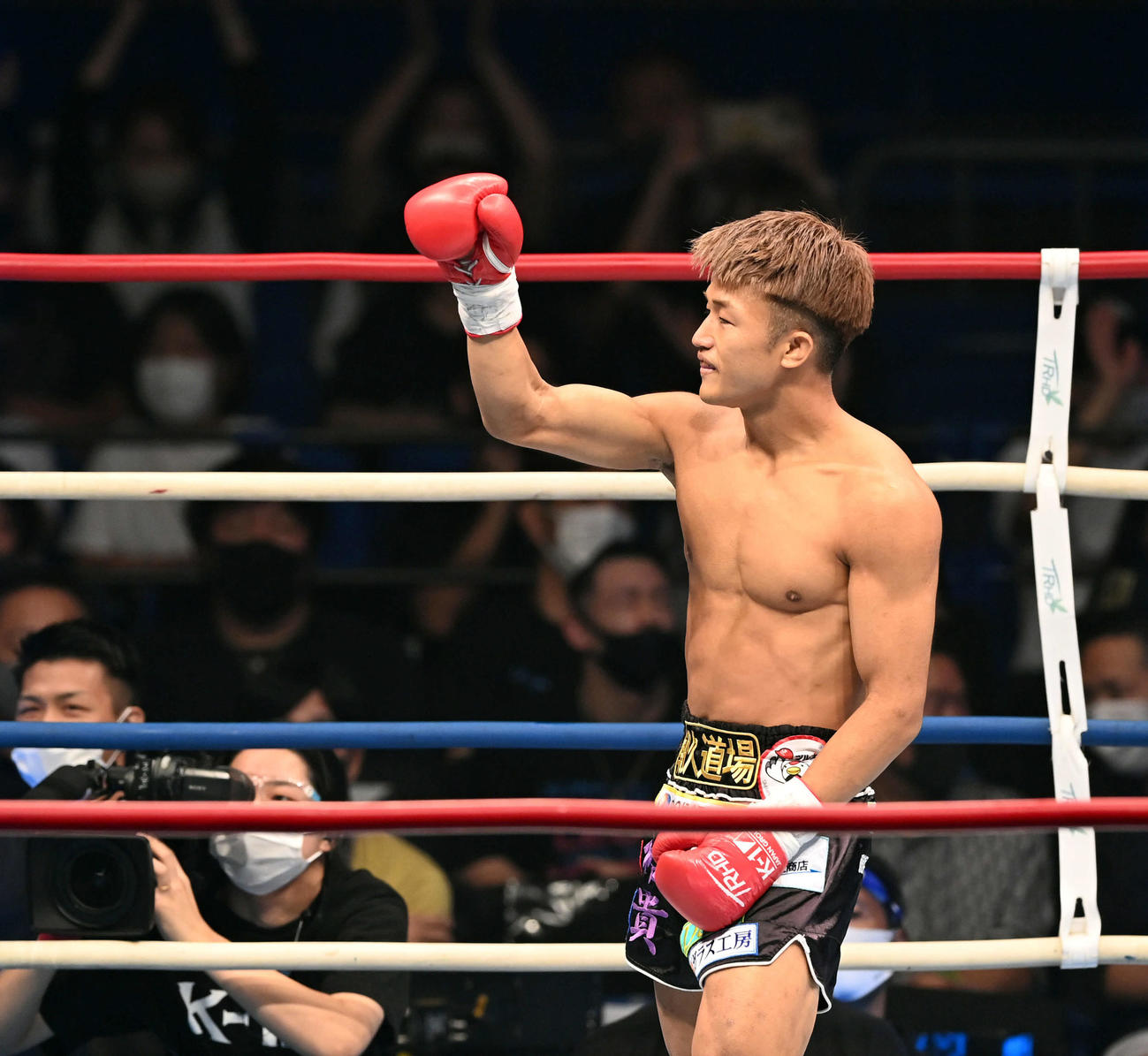 スーパーフェザー級王座決定戦トーナメント　第3試合　1回、ナックロップ・フェアテックス（左）にKO勝ちした朝久裕貴（撮影・たえ見朱実）