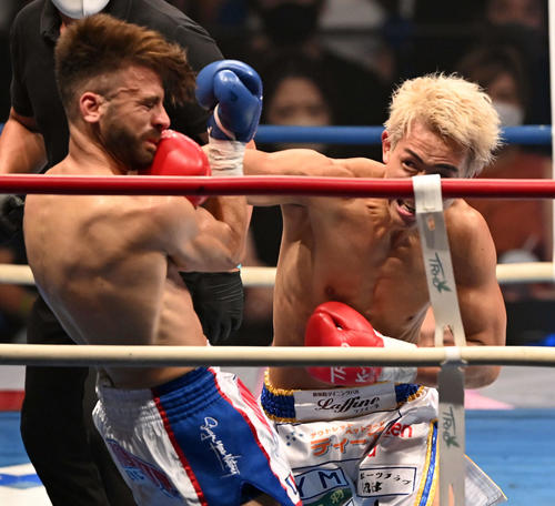 スーパーフェザー級王座決定戦トーナメント 第1試合 3回、アダム・ブアフフ(左)にパンチを見舞う大岩龍矢(撮影・たえ見朱実)