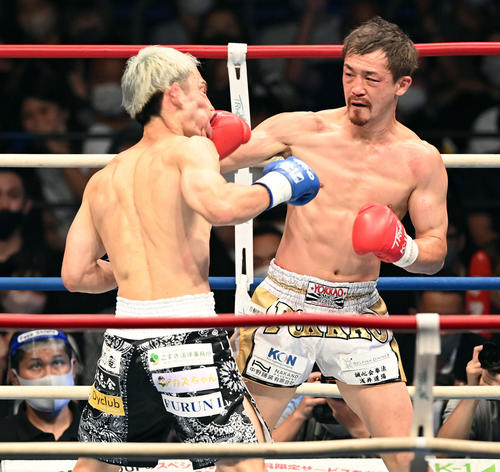 スーパーライト級タイトルマッチ 3回、大和(右)は佐々木の顔面にパンチを放つ(撮影・たえ見朱実)