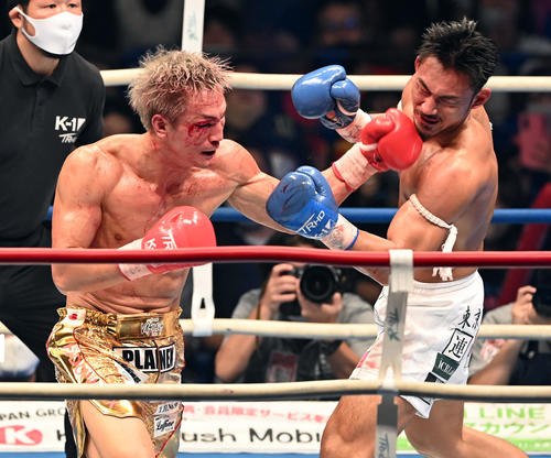 75キロ契約 3回、松倉信太郎(左)の左フックが神保克哉の顔面にヒットしダウンを奪う(撮影・たえ見朱実)